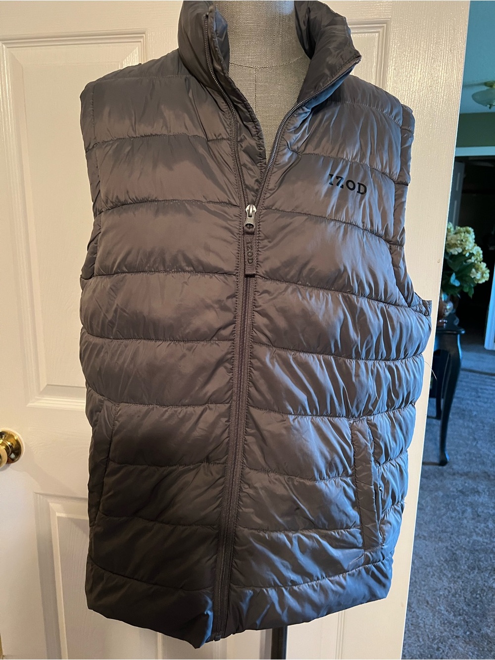 Izod Men's Dark Gray Quilted Puffer Vest
